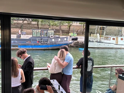 Passeggeri sul ponte superiore di una crociera dalla Torre Eiffel sulla Senna