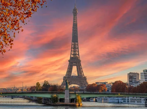 Passerella trasparente al primo piano della Torre Eiffel