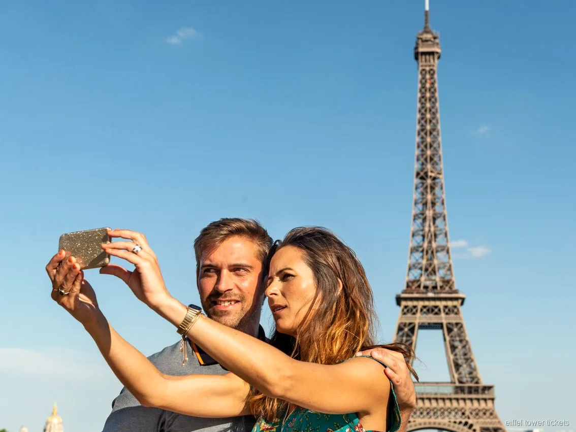 Visitatori con biglietto per la Torre Eiffel che guardano la Senna