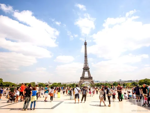 Visitatori al secondo piano della Torre Eiffel con biglietti combinati
