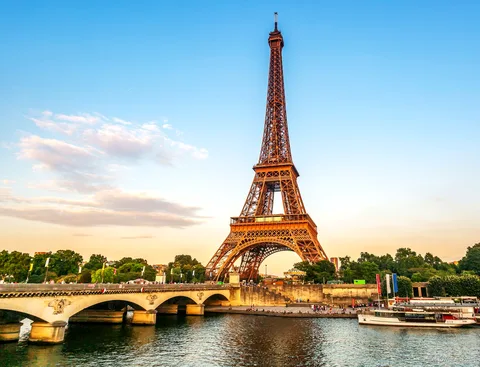 Biglietti Torre Eiffel con salita a piedi: persone sulla scalinata della torre