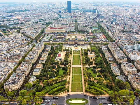 Vista di Parigi dalle scale della Torre Eiffel durante una salita guidata