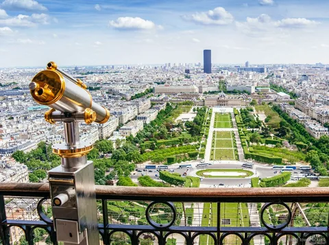Biglietti Torre Eiffel: la torre che domina Parigi in una giornata limpida