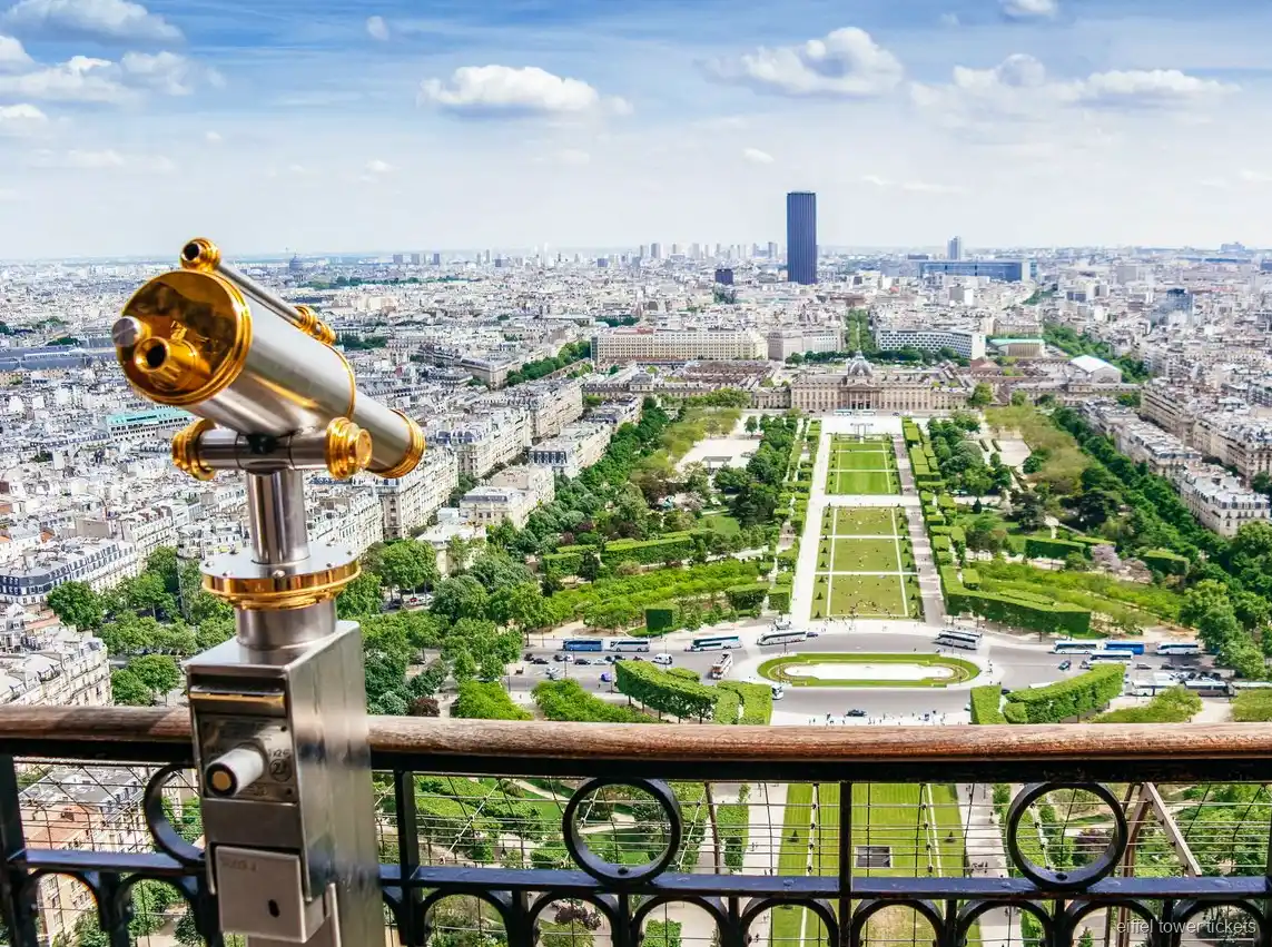 Biglietti Torre Eiffel: la torre che domina Parigi in una giornata limpida