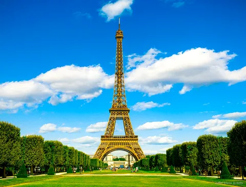 Biglietti Torre Eiffel con visita guidata: guida e gruppo accanto alla torre