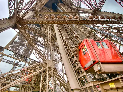 Barco do cruzeiro no rio Sena a passar pelos monumentos de Paris