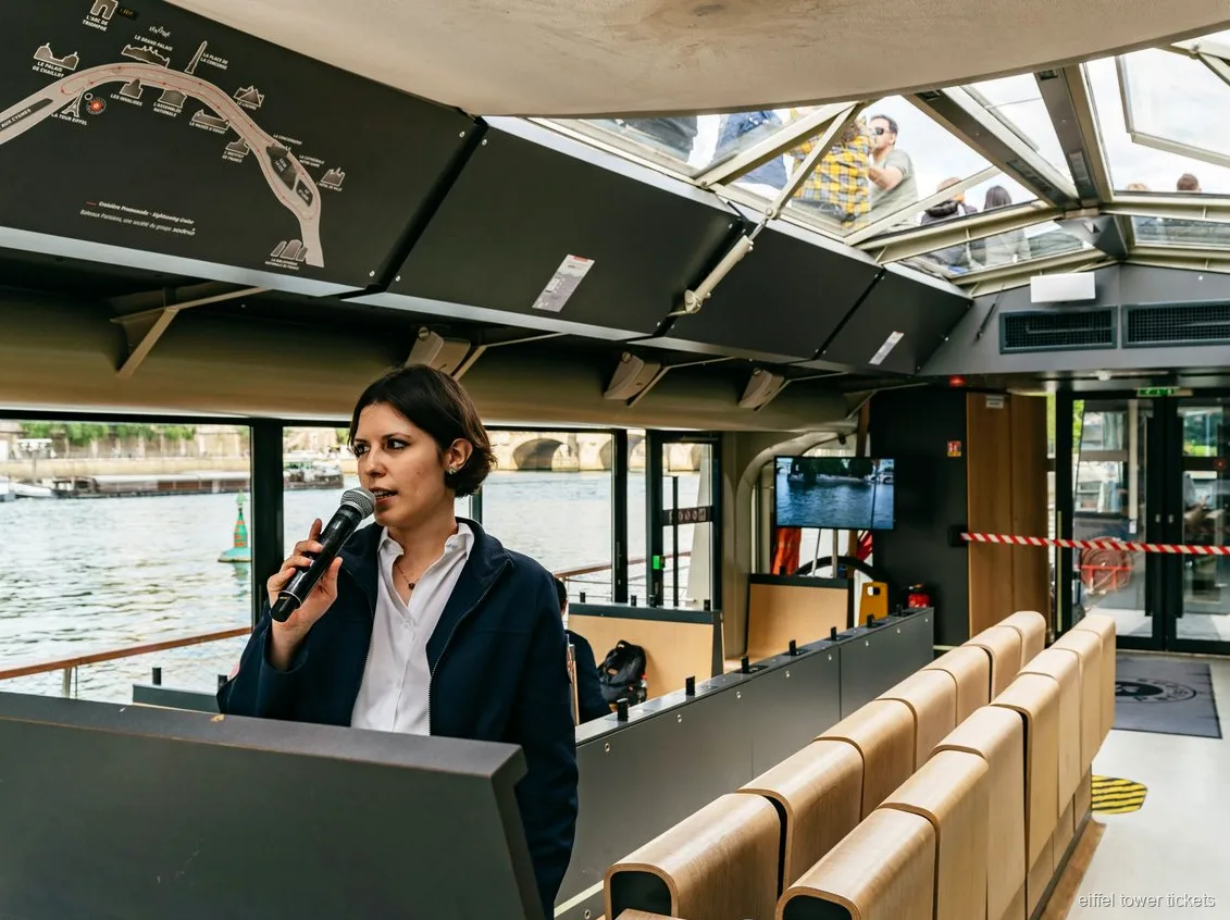 Croisière sur la Seine depuis la tour Eiffel avec vue sur les ponts de Paris