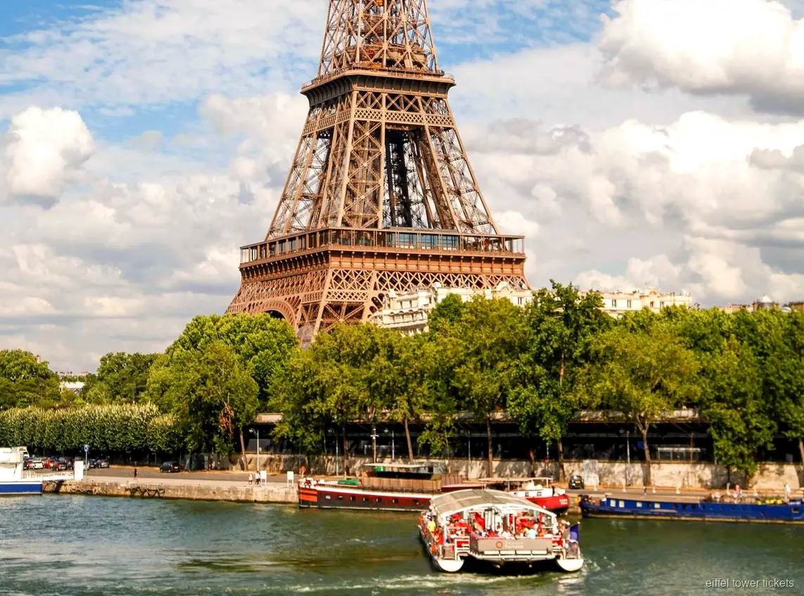 Billet Tour Eiffel avec croisière sur la Seine : la tour vue depuis le fleuve