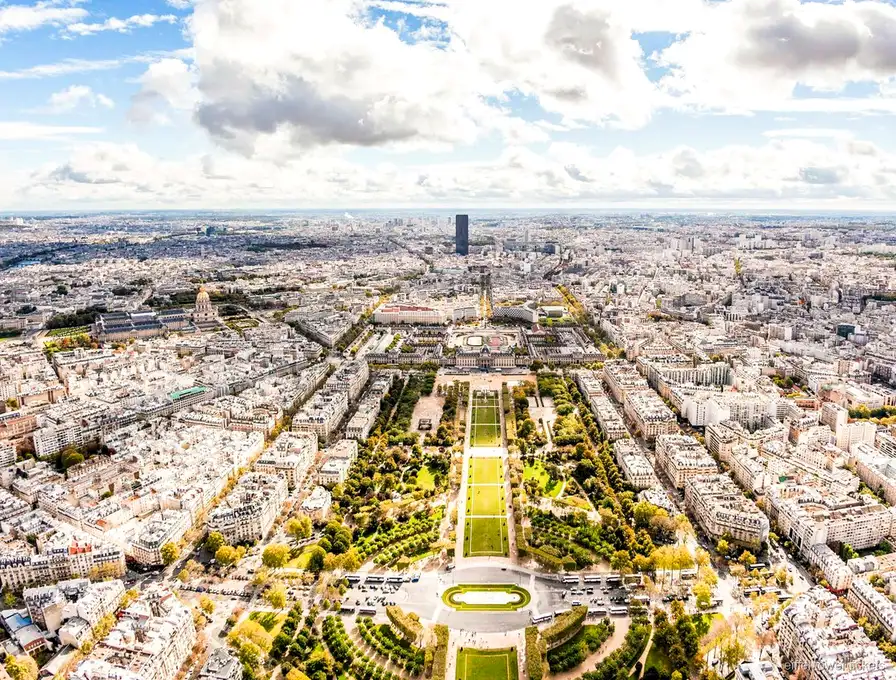 Visiteurs sur la plateforme de la tour Eiffel avec un billet deuxième étage