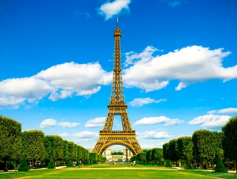 Billet Tour Eiffel visite guidée : guide et groupe au pied de la tour