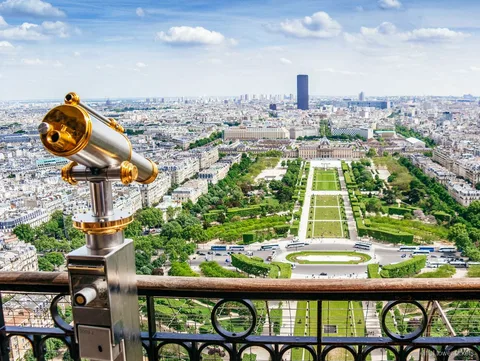 Billetter til Eiffeltårnet: tårnet rejser sig over Paris på en klar dag