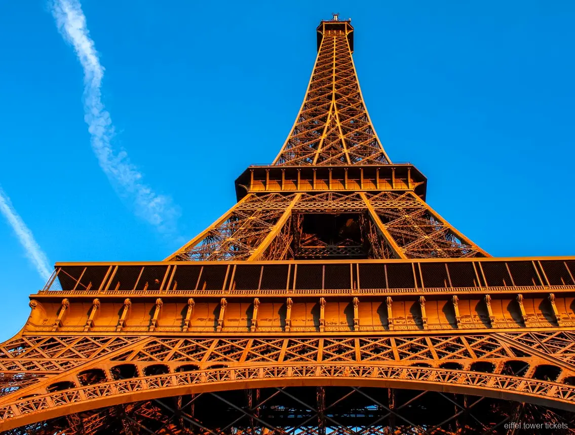 Paris-skyline fra 2. sal i Eiffeltårnet efter trappeklatringen