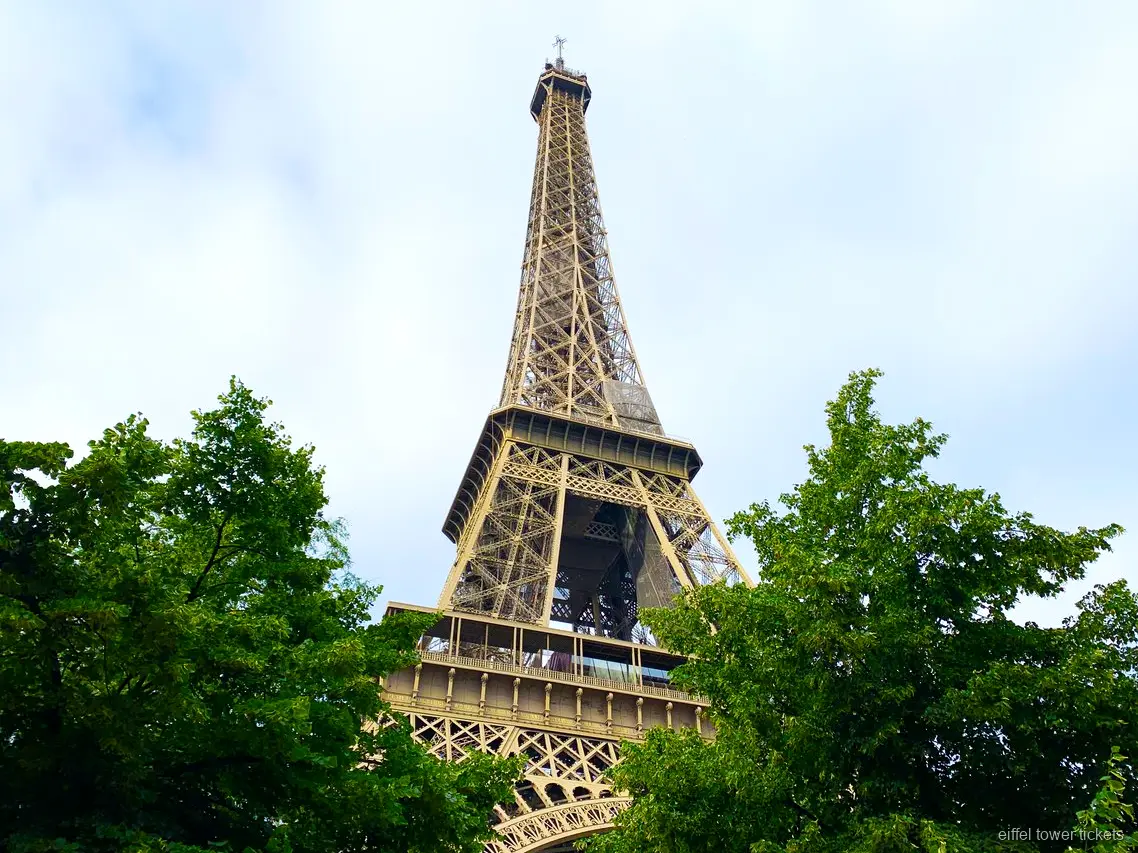 Bezoekers met Eiffeltoren tickets genieten van het uitzicht vanaf de top