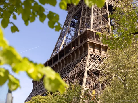 Champagner-Toast beim Eiffelturm Abendessen