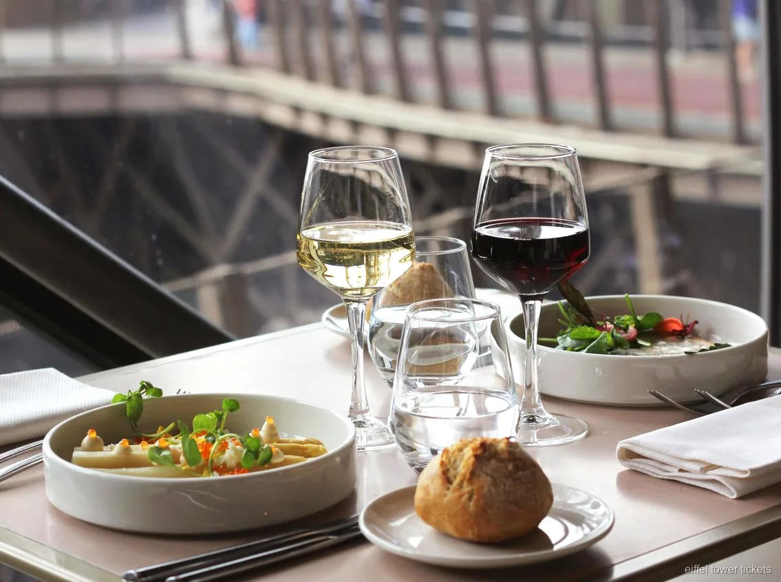 Paris in der Abenddämmerung vom Restaurantbereich des Eiffelturms aus