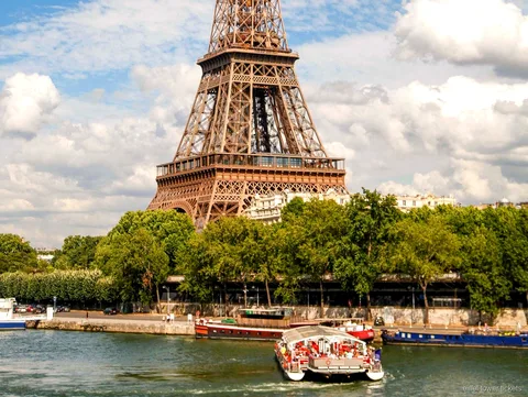 Eiffelturm Tickets mit Seine Bootsfahrt: der Turm vom Fluss aus gesehen