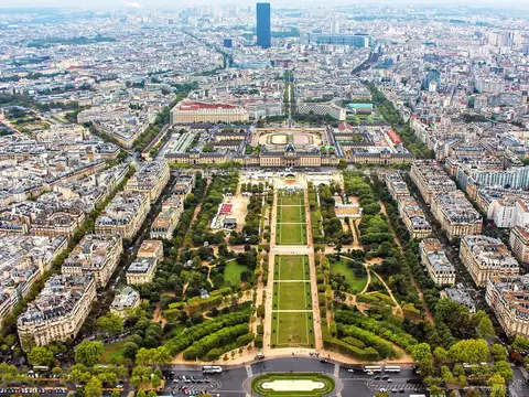 Blick auf Paris von der Eiffelturm Treppe bei einem geführten Aufstieg
