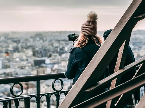 Glasboden auf der ersten Ebene des Eiffelturms
