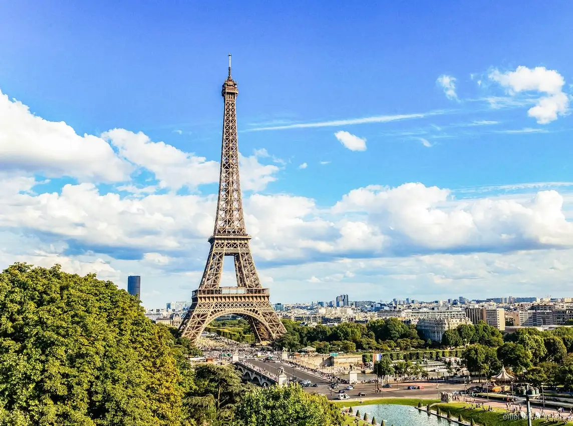 Blick über Paris von der Plattform der zweiten Etage des Eiffelturms