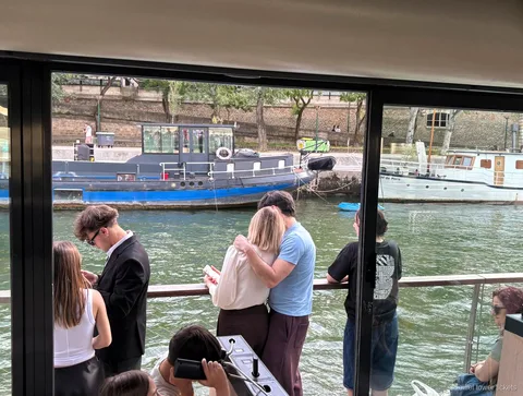 Pasajeros en la cubierta superior de un crucero desde la Torre Eiffel por el Sena