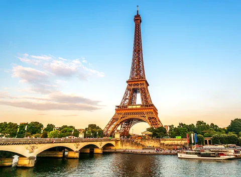 Entradas Torre Eiffel por las escaleras: personas subiendo por la escalera de la torre