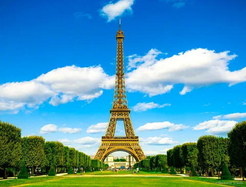 Entradas Torre Eiffel con visita guiada: guía y grupo junto a la torre