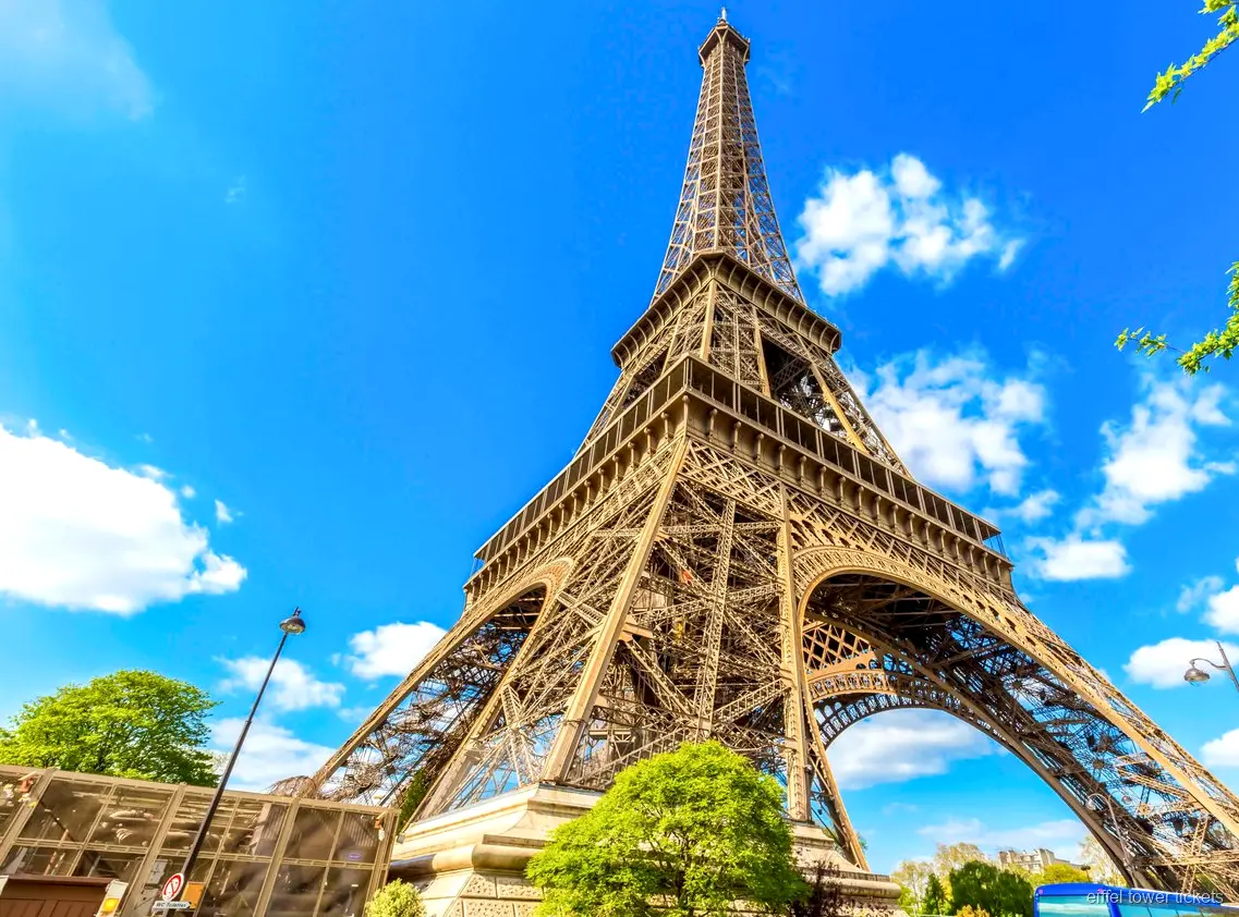 Experiencia del combo de entradas Torre Eiffel y crucero por el Sena en París