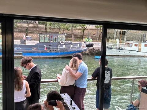 Passatgers a la coberta superior d'un creuer de la Torre Eiffel pel Sena