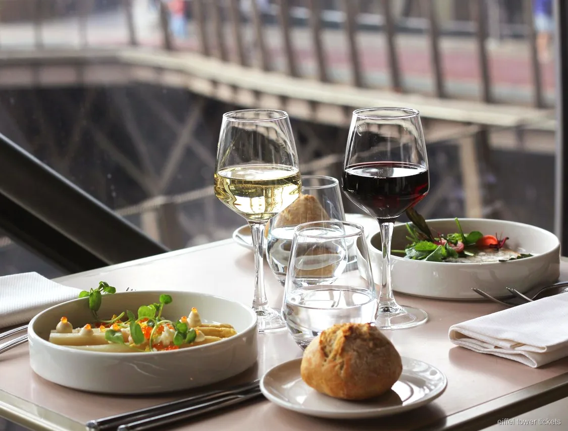 París al capvespre vist des de la zona de restaurant de la Torre Eiffel