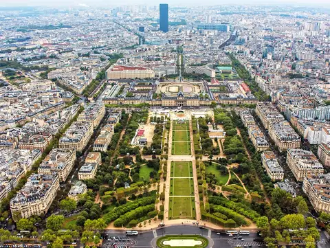 Vista de París des de les escales de la Torre Eiffel durant una pujada guiada