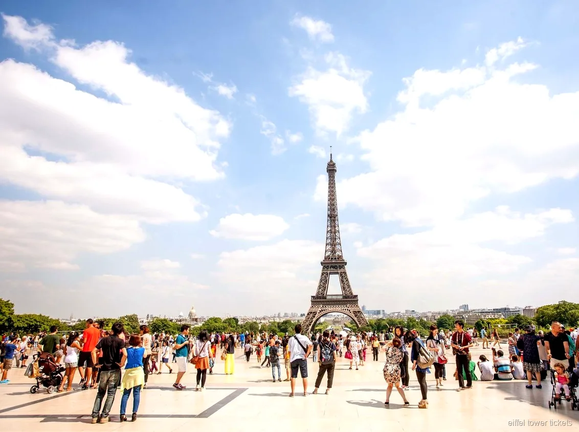 Visitants al segon pis de la Torre Eiffel amb entrades combinades