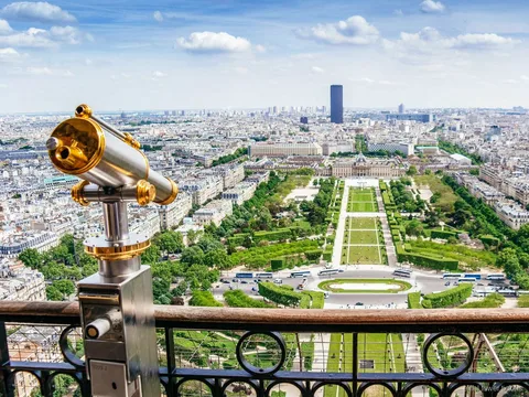 Entrades Torre Eiffel: la torre s'alça sobre París en un dia clar