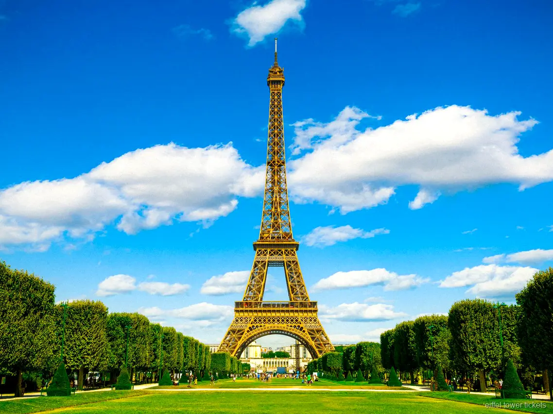 Entrades de visita guiada a la Torre Eiffel: guia i grup al costat de la torre