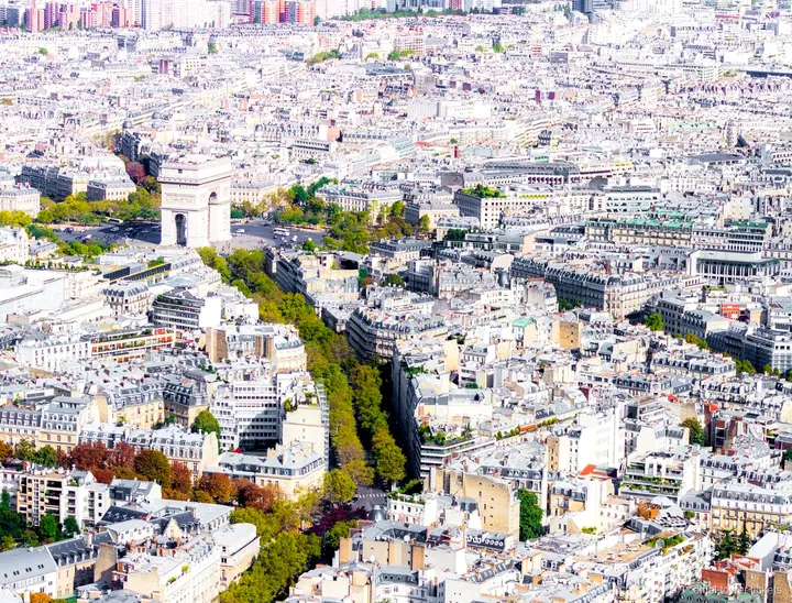 Eyfel Kulesi zirvesinden Paris silueti