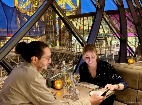 Eyfel Kulesi akşam yemeği bileti: Madame Brasserie'de manzaralı masa