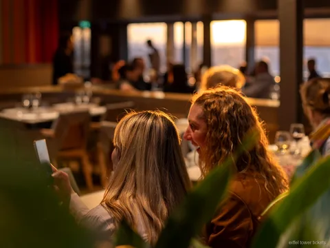 Eyfel Kulesi 1. katındaki Madame Brasserie'de servis edilen yemek