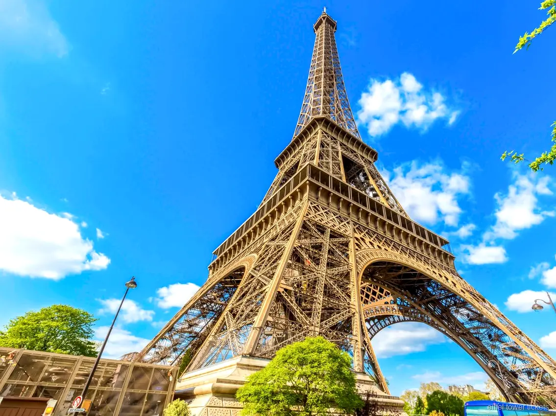 Paris'te Eyfel Kulesi ve Sen gezisi kombinasyon bileti deneyimi
