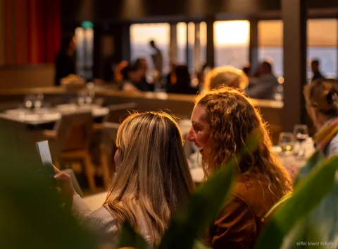 Danie podane w Madame Brasserie na pierwszym piętrze wieży Eiffla