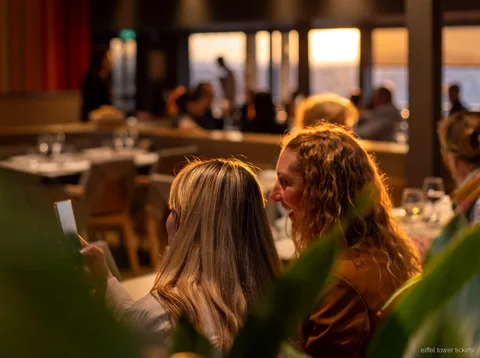 Ret serveret på Madame Brasserie på Eiffeltårnets 1. sal