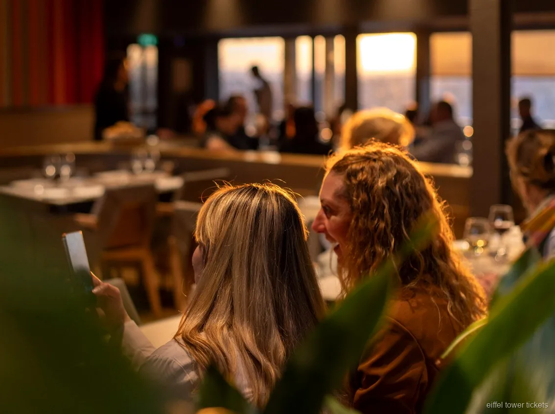 Ret serveret på Madame Brasserie på Eiffeltårnets 1. sal