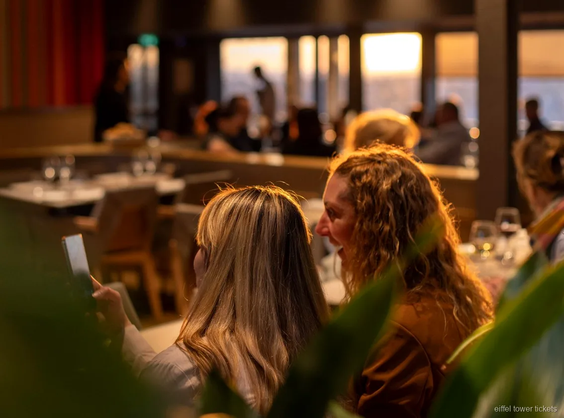 Middagsrätt serverad på Madame Brasserie på Eiffeltornets första våning