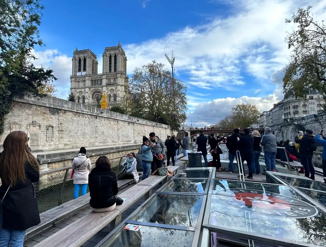 Bilety na rejs spod wieży Eiffla: widok na Notre-Dame z rzeki